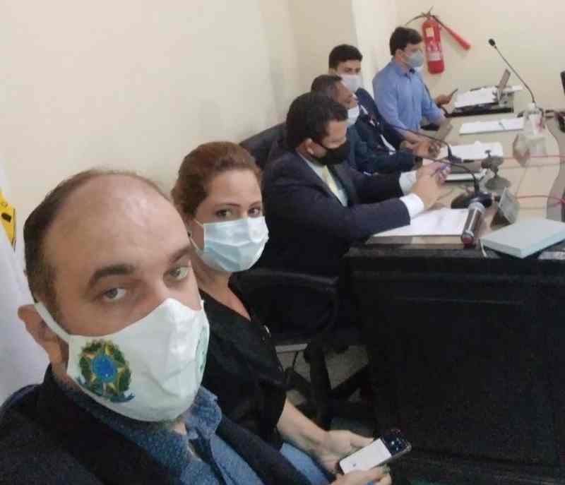 O Conselho Regional de Biomedicina da 2.ª Região (CRBM2) participou, nesta terça-feira (9), de uma Audiência Pública na Câmara de Vereadores em Itacaré-BA. A sessão teve como uma das pautas a inclusão da profissão Biomédica no Plano de Cargos e Carreira Municipal. Na oportunidade, o Presidente da Câmara concedeu 15 minutos de fala ao Conselho Regional. O CRBM2 estava representado pelo Conselheiro titular, Dr. Carlos Danilo Cardoso, e a Delegada do CRBM2 na região, Dra. Cheila Mendes.  Durante a Audiência, transmitida ao vivo pelo canal do YouTube da Câmara de Vereadores de Itacaré-BA, foram discutidos os avanços das áreas de habilitação da Biomedicina e a importância da profissão no serviço de saúde pública, na certeza que os Biomédicos poderão, com sua formação e competência, contribuir para a melhoria da saúde no município.   Estavam presentes à sessão também Biomédicas e Estudantes de Biomedicina que residem em Itacaré, além dos Biomédicos e professores, Dr. Wilson Barros, da Universidade Estadual de Santa Cruz (UESC), e Dr. Paulo Ornelas.  Os vereadores se pronunciaram e confirmaram o apoio ao projeto de Lei para Inclusão dos Biomédicos no Plano de Cargo e Carreiras do Município, que agora será encaminhado para votação na Câmara.