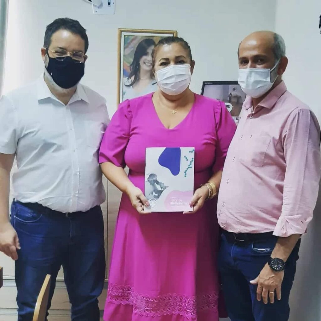 CRBM 2ª Região - Dr. André Silva e Dr. Fábio Couceiro com a secretária de Saúde de Serra Talhada, Lisbeth Rosa