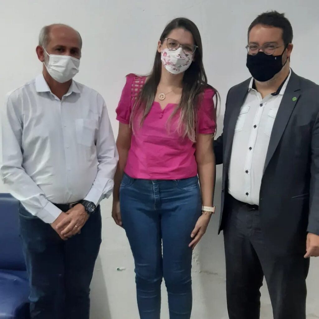CRBM 2ª Região - Dr. André Silva e Dr. Fábio Couceiro com a secretária de Saúde de Mirandiba, Dra. Maria Sá