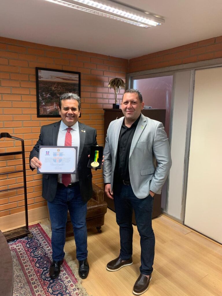 CRBM2 entrega Medalha a deputado do Piauí que luta pela causa biomédica
