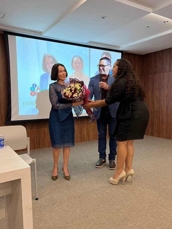 Professora da UECE recebe honraria de Biomédica Honorária