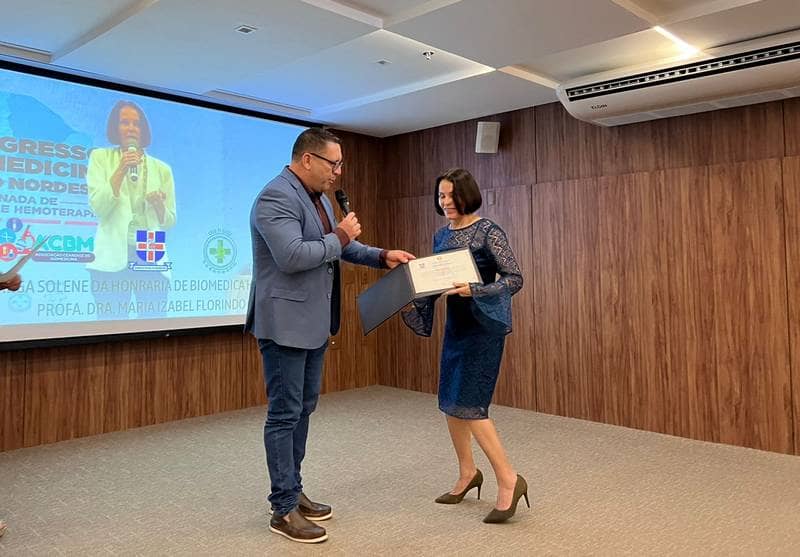 Professora da UECE recebe honraria de Biomédica Honorária