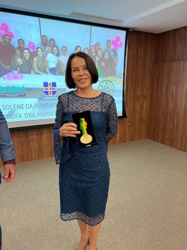 Professora da UECE recebe honraria de Biomédica Honorária